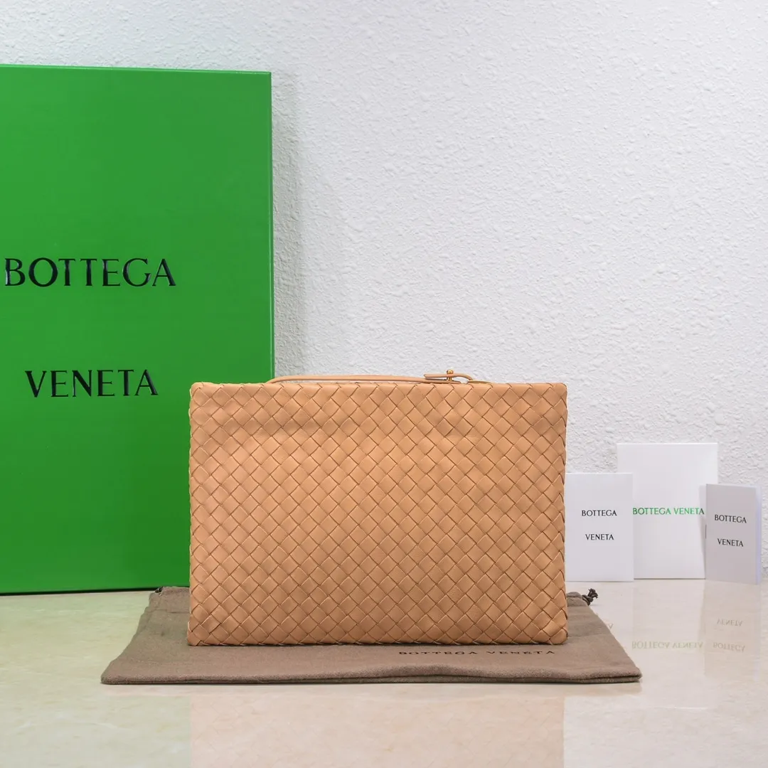 Bv 2022 new woven sheepskin handbag with woven fabric lining. This handbag continues the previous iconic weaving process. The leather is fine and genuine and feels very soft, and the overall shape is excellent. There are multiple card slots inside to store artifacts in an orderly manner. It looks casual, but it is the finishing touch to your whole body. Best choice for gifts or personal use. Size: 30cm, model: 80-2#